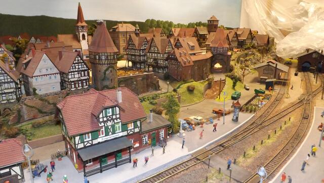 Der Modellbahnbahnhof „Zirngiebelhausen“ mit dem Nachbau des Güterschuppens aus Beilstein (rechts am Bildrand). (Foto: gam)