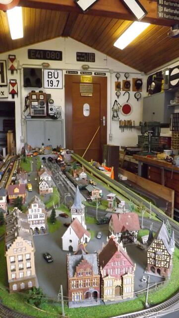 Auf der Jugend-Modellbahnanlage können junge Nachwuchsmodellbahner erste Erfahrungen mit dem Thema „Eisenbahn & Fahrbetrieb“ erleben. (Foto: gam)