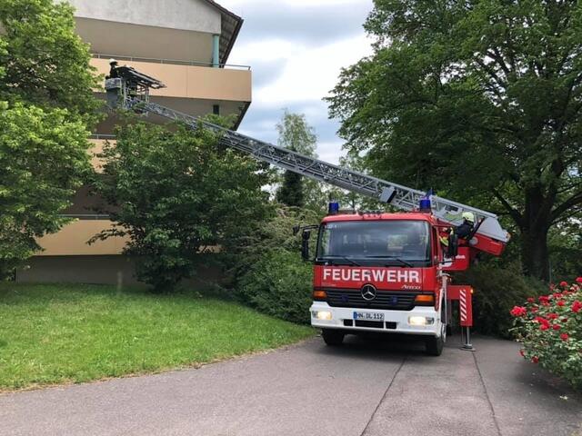Verletzte, nicht gehfähige Personen wurden mittels der Drehleiter aus dem Gebäude gerettet