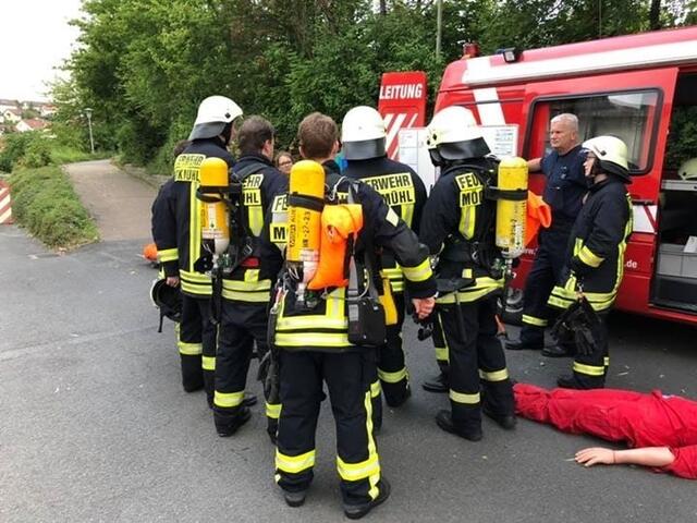 Besprechung mit den nachrückenden Kräften, welche zur weiteren Unterstützung eingesetzt wurden