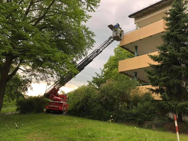 Einen optimalen Platz wurde der Drehleiter zugeteilt, sie konnte alle drei Balkone zur Menschenrettung anleitern