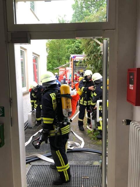 Die Atemschutzgeräteträger gehen zusätzlich über das Fluchttreppenhaus in das Gebäude vor
