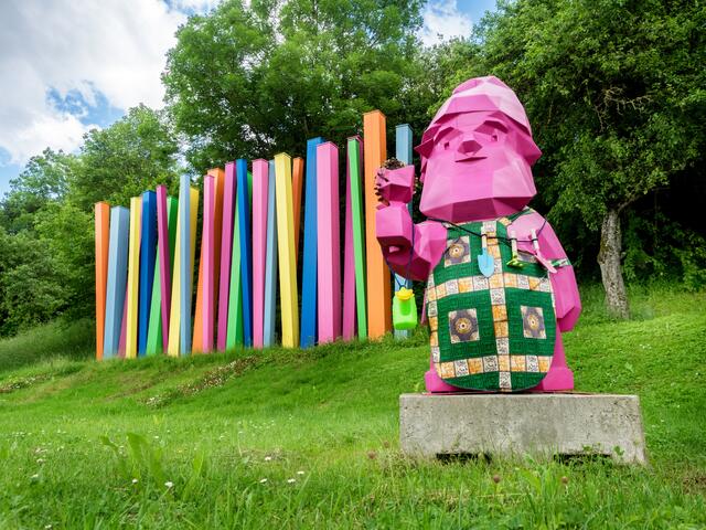 Zwerg Karl in Öhringen. Im Hintergrund die LAGA Stele 2016