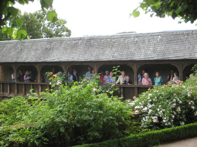Die Reisegruppe blickt in den Innenhof der Burg
