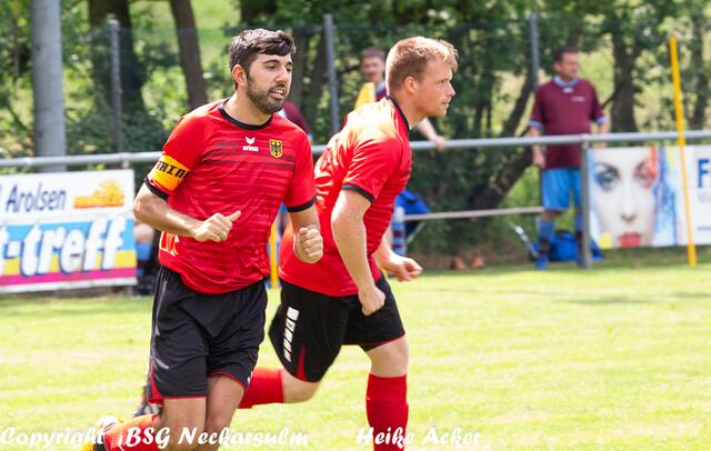 Kapitän Ömer Cümen nach seinem Torerfolg