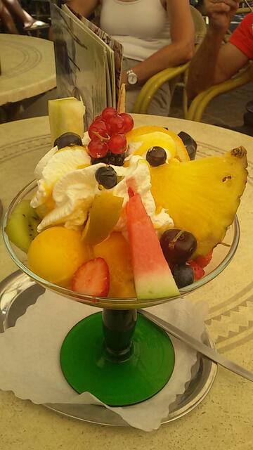 und große fruchtige Eisbecher