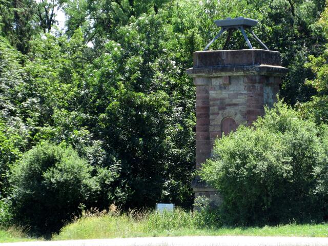 einer der 300 Bismarcktürme, die ab seinem Tod 1898 bis zum Beginn des ersten Weltkrieges gebaut wurden. Dieser ins Mosbach wurde 1905 eingeweiht.