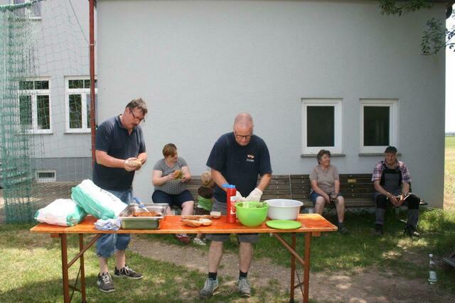 Werner und Christian belegen die Schnitzelweckle