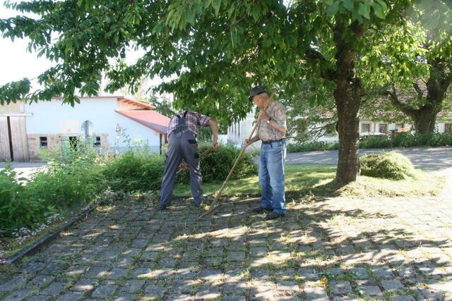 Unsere Senioren Kurt und Heinz säubern die Parkplätze