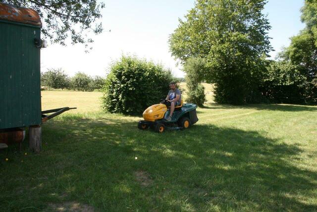 Jochen mäht den Bolz- und Spielplatz