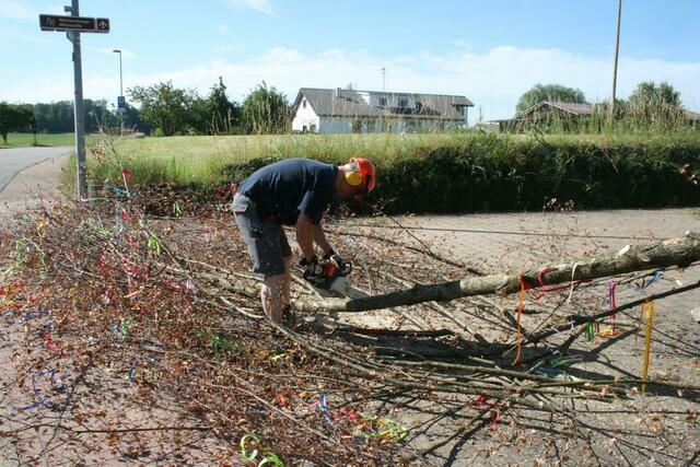 Der Maibaum muss endlich weg. Christian gibt ihm den Rest
