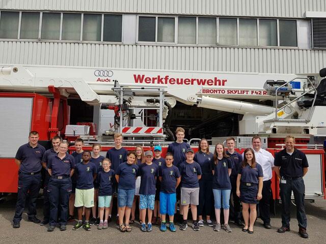 Gruppenbild vor einem nicht alltäglichen Feuerwehrfahrzeug
