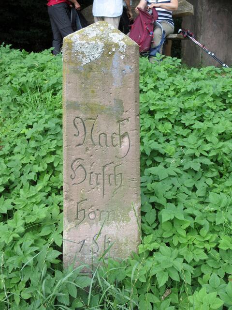 Immer wieder begegnet man den Stundensteinen. Eine Stunde braucht man nach Hirschhorn. Teilweise sind für Fußgänger und Kutschen unterschiedliche Zeiten angegeben.