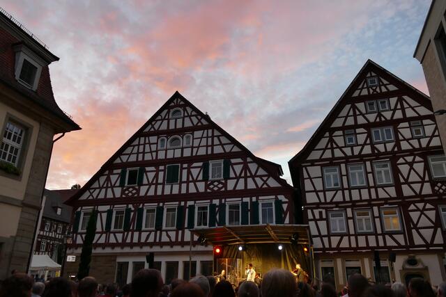 Die herrliche abendliche Kulisse beim Abschluss des dritten Open-Air-Konzerts auf dem Rathausplatz Brackenheim. | Foto: Helga El-Kothany