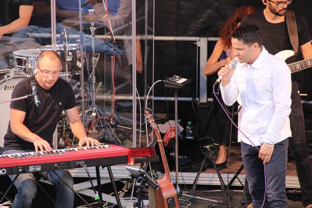 Musikalische Vielfalt vom Feinsten bieten die beiden Musiker Frank Döhler (rechts) und Daniel Scheufler (links am Piano) und berühren damit die Herzen ihrer Zuhörer.