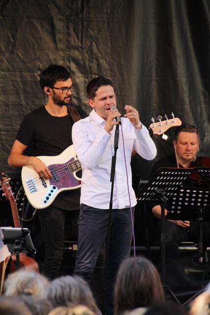 Frank Döhler singt mit seiner gewaltigen Stimme auch ruhige Lieder von seinem Glauben, die unter die Haut gehen.