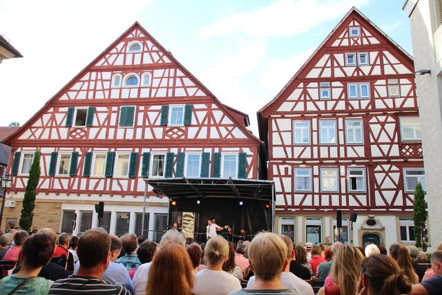 Die Zuschauer erleben ein einmaliges Sommer-Konzert mit einer einmaligen schönen Kulisse auf dem Rathausplatz in Brackenheim.