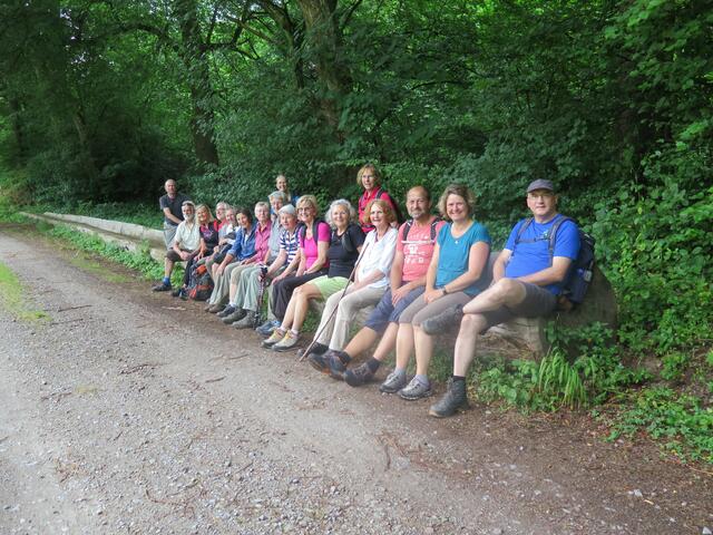 Die Wandergruppe auf der langen Bank. | Foto: Ken Miller