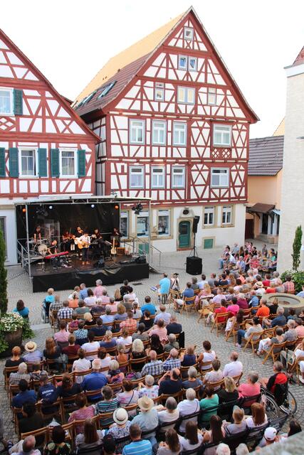 Zahlreich sind die Besucher gekommen, um dem Konzert von Frank Döhler zu lauschen.