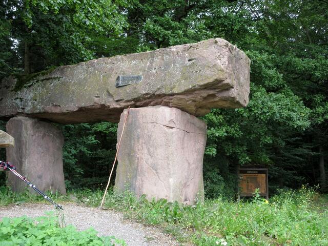 Drei Sandsteinfindlinge bilden das Natursteindenkmal "Im Höchsten"
