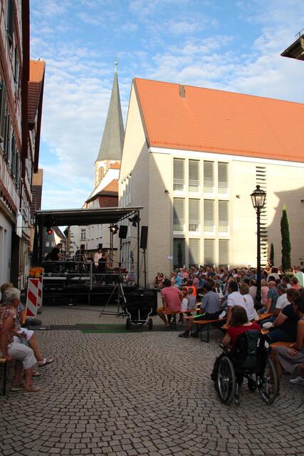 Das dritte Open-Air-Konzert der Apis und der Christusgemeinde auf dem Rathausplatz Brackenheim bei herrlich schönem Wetter. Die Stadtkirche im Hintergrund.