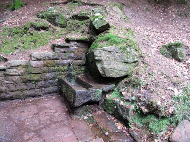 Doch vorher führt der Weg am Schnepfenlochbrunnen, einem Trinkwasserbrunnen, vorbei.