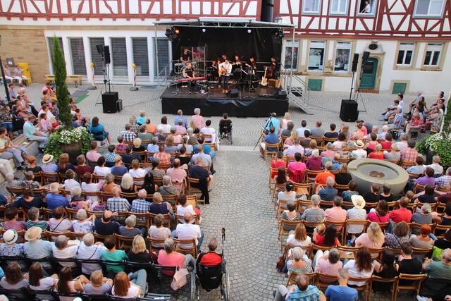 Die Veranstalter Die Apis Bezirk Brackenheim und die Christusgemeinde Flein freuen sich über ein gelungenes Konzert auf dem so schönen Rathausplatz Brackenheim.