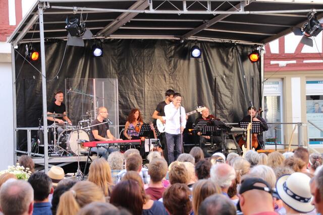 Beim dritten Open-Air-Konzert auf dem Rathausplatz Brackenheim ist dieses Mal Frank Döhler mit seiner Band und Streicher aus Dresden angereist.