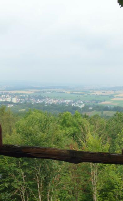 Die Aussicht vom Kraichgaublick - bei trüben Wetter sieht man nur Eppingen; bei klarer Sicht ist im Hintergrund der Odenwald zu sehen.