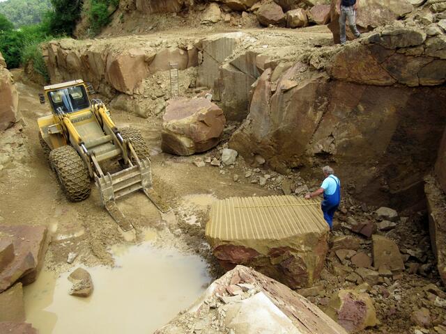 Da liegt es, das gute Stück Stein. Das Gewicht schätzt Herr Holz auf ca. 14 Tonnen