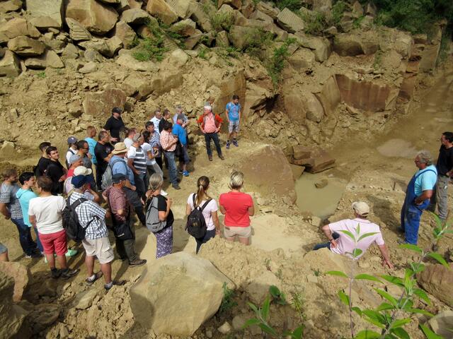 Eine lange Tradition der Steingewinnung und Bearbeitung hat die Familie Holz, der Betrieb wird nun von der Tochter und dem Schwiegersohn weitergeführt.