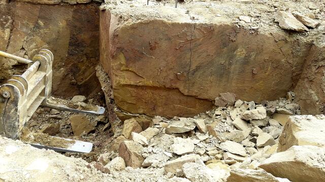 Durch schwere körperliche Arbeit werden die Metallstangen in den Stein getrieben, bis solche Risse entstehen. Siehe Film.