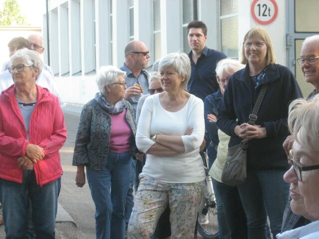 Interessierte Zuhörer vom Frauenkreis der evangelischen Kirche