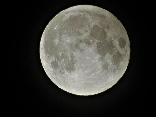 Um 01,24 Uhr, sah der gute Mond wieder rund und schön aus. (Leicht bedeckt von Schleierwolken.)