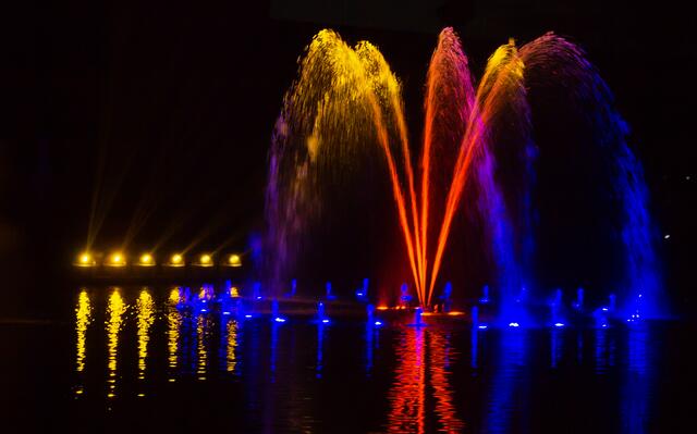 Abendliche Wasserspiele auf der BUGA in Heilbronn