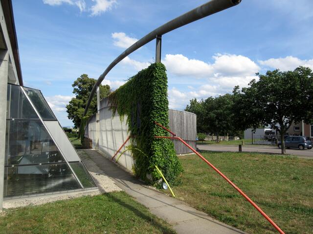 Auch die Architektur ist bemerkenswert. Unten das Grab in Originalgröße und die verschiedenen Bogen stellen den Aufbau des Grabhügels dar.