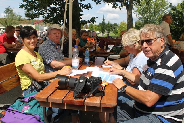 Wolfgang Müller-Bertran (rechts) mit seinen Teilnehmern beim Pausemachen. | Foto: Katja Bernecker