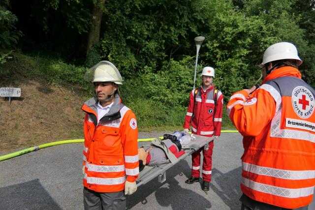 Die "Verletzten" wurden von der Einsatzstelle zum aufgebauten Behandlungsplatz gebracht. | Foto: Jenny Köhler