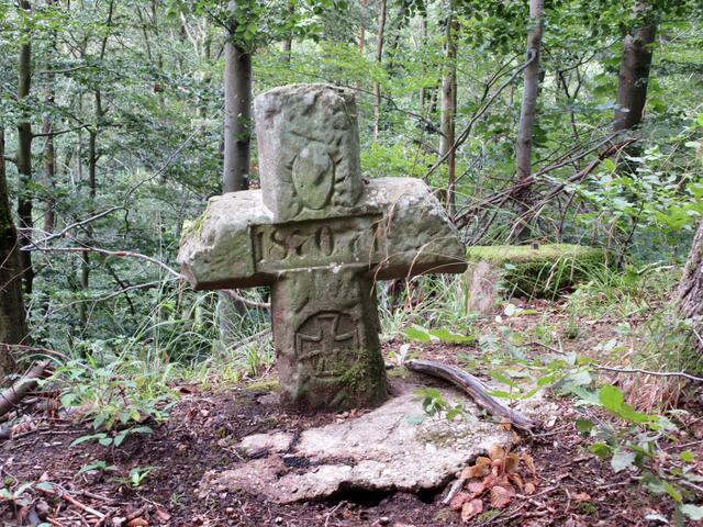 Sonst zeigen die Grenz- und Gütersteine im Untergruppenbacher Wald das Johanniterkreuz der Kommende Rohrdorf. Hier handelt es sich aber um das Sühnekreuz bei der Friedenseiche und darauf ist das eiserne Kreuz abgebildet. Entweder wurde ein Schäfer erstochen oder hat ein Schäfer sein Mädchen umgebracht. Näheres weiß man nicht. Das Sühnekreuz soll ursprünglich am Forchenkopf gewesen sein und wurde 1870 / 71 hier zur Friedenseiche an den Kutschershang umgesetzt.
