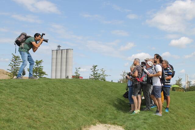 Der Stimme-Fotograf Mario Berger fotografiert die Gruppe. | Foto: Katja Bernecker