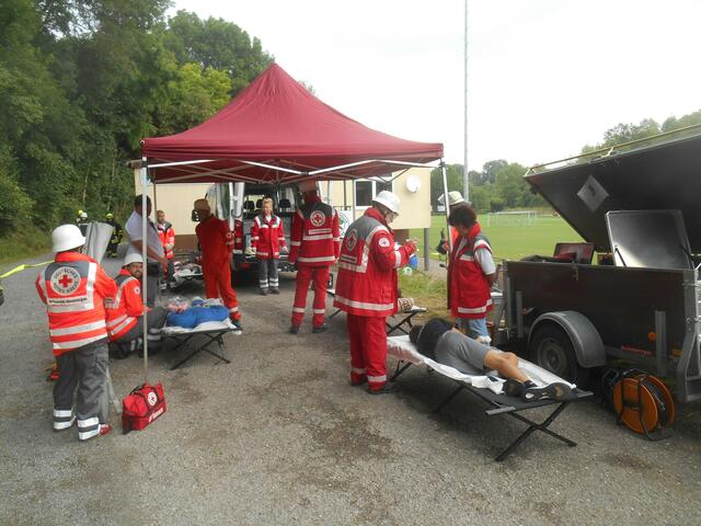 Im Behandlungsplatz des DRK erfolgte die weitere Versorgung, Betreuung und Registrierung der verletzten Personen bis zum Abtransport ins Krankenhaus.