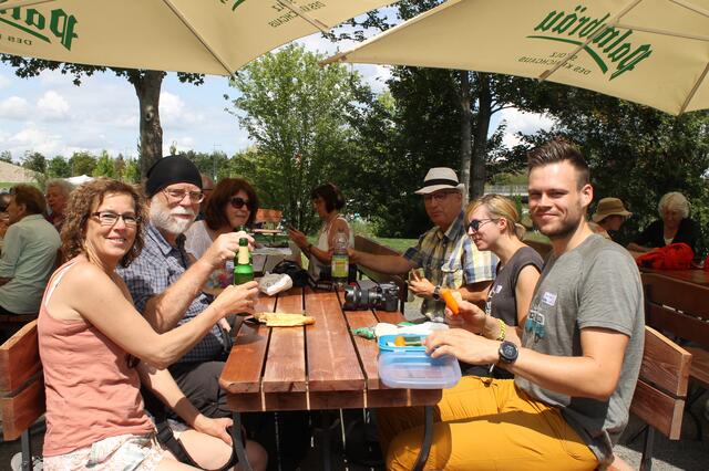 Ute Göbner-Hanselmann und Ulrich Friedrich (links) mit ihrer Gruppe beim Mittagessen. | Foto: Katja Bernecker