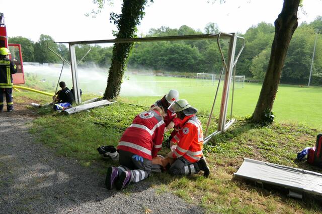 Die Rotkreuzler mussten u.a. auch eine Herz-Lungen-Wiederbelebung durchführen. | Foto: Jenny Köhler