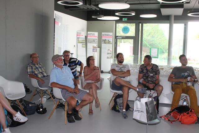 Bewundern und staunen, was man selbst und die anderen in den sechs Stunden fotografiert hat. | Foto: Katja Bernecker