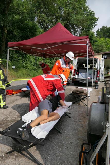 Eine stabile Seitenlage ist bei dieser bewusstlosen Person notwendig. | Foto: Jenny Köhler