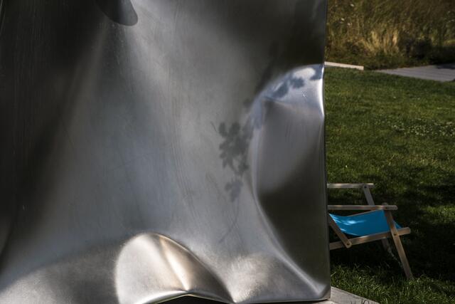 Licht und Schatten an gewölbten Metallflächen