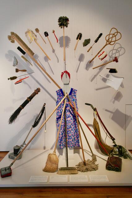 Wie sah das Leben früher aus? Wie wurde geputzt, gekocht, gewaschen und gewohnt? Und woher kam überhaupt das Wasser, wenn es noch keinen Wasserhahn gab? Vieles kennen die Enkelkinder von heute nur noch aus Erzählungen der Großeltern, doch in den Wohnwelten  erwartet den Besucher ein Blick in die Wohnbedürfnisse der Vergangenheit.