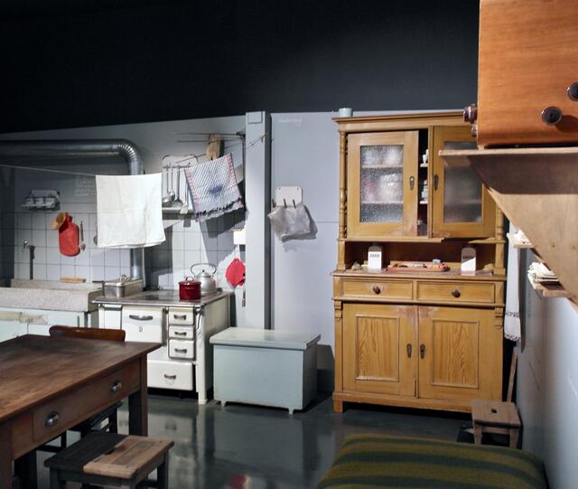 Küche (auch Schlafzimmer und Gute Stube sind zu sehen) der Familie Gayer aus Siegelsbach. Hier mischen sich Möbel aus über 100 Jahren. Sie wurden im Laufe der Zeit zusammen getragen, um das Beste aus dem wenigen zu machen. Die Gayers lebten hier bis 1978.