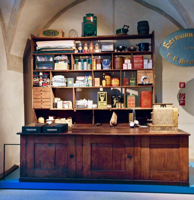 Seit dem 18. Jahrhundert gab es diesen Laden in Neuenstadt. Nur in Städten war in jener Zeit ein Angebot wie in diesem Laden zu finden. 1983 geb der letzte
Eigentümer Hermann Payer das Geschäft aus Altersgründen auf.