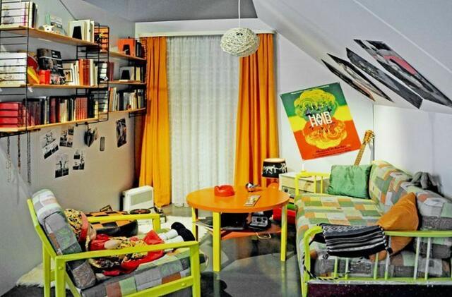 Noch deutlicher wird der Blick in die Vergangenheit anhand der ausgestellten Wohnwirklichkeiten. So ist etwa das Jugendzimmer einer Sybille im  Zustand von 1975 zu sehen. Passend dazu kann neben Erläuterungen der ehemaligen Bewohnerin zu den Möbeln und ihrer Jugendzeit auch ihre favorisierte Musik aus der Zeit von Roy Black, ABBA oder Leonard Cohen gehört werden. | Foto: Landesmuseum Württemberg Stuttgart